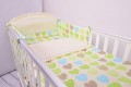 Pościel niemowlęca 90x120 lub 40x60 niebiesko-zielone serduszka na kremowym tle w łóżeczku
