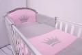 Pościel niemowlęca 90x120 lub 40x60 białe kropeczki na szaro-różowym tle z koroną w łóżeczku