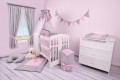 Pościel niemowlęca 90x120 lub 40x60 białe kropeczki na szaro-różowym tle z koroną w pokoju