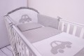 Pościel niemowlęca z wypełnieniem (75x100, 30x40) białe kropeczki na szarym tle z autkiem w łóżeczku