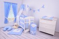 Pościel niemowlęca 90x120 lub 40x60 białe kropeczki na niebieskim tle z autkiem w pokoju