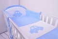Pościel niemowlęca 90x120 lub 40x60 białe kropeczki na niebieskim tle z autkiem w łóżeczku